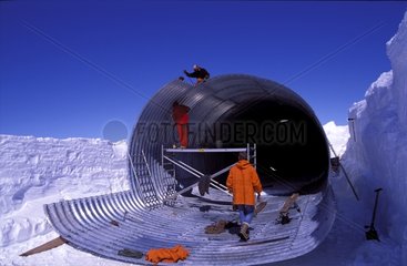 Construction d'un hangar sur un glacier Terre Adélie