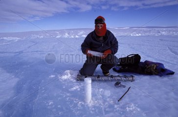 Prélèvement manuel d'une carotte de glace Terre Adélie