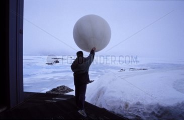 Lâcher d'un ballon-sonde météorologique Terre Adélie