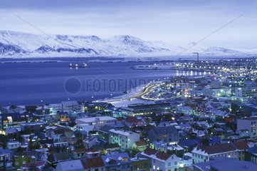 Vue sur Reykjavik de nuit Islande