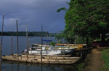 Bateau des douanes sur le fleuve Oyapock Guyane française