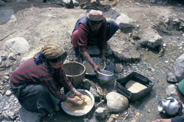 Frauen  die das Nahrungsmittel Mustang Nepal zubereiten