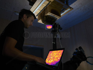 Apidologie - Benjamin Rutschmann observing the bees' activity with a thermal camera. Hobos - University of Wuerzburg  Germany