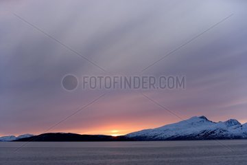 Schneebedeckte KÃ¼stenberge in Twilight Norwegen