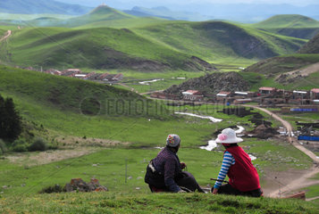 Women and village Ritoma - Amdo Tibet China