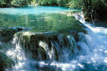 Wasserfall zwischen zwei Plitvice -Seen Kroatien