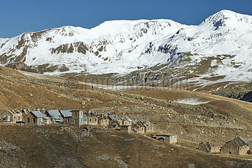 The Fourches camp on the road to la Bonette pass (2715m)  Upper Tine Valley in autumn  Mercantour  Alpes  France