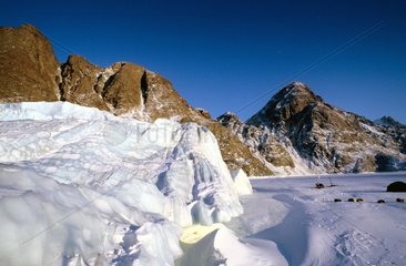Bivouac geschützt vor einem Eisberg Jokel Fjord Ilumere Kanada