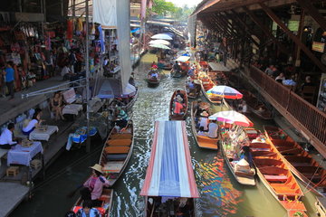 Floating market of Damnoen Saduak  one of the main tourist attractions in the vicinity of Bangkok  Thailand