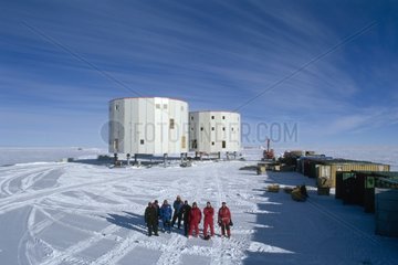 Mitarbeiter vor der Antarktischen Baubasis
