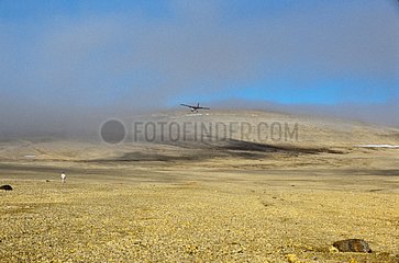 Twin otter DH6 atterrissant sur la toundra polaire