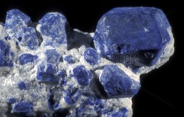 Lazuritkristall in einem Lapis Lazuli Edelstein Frankreich