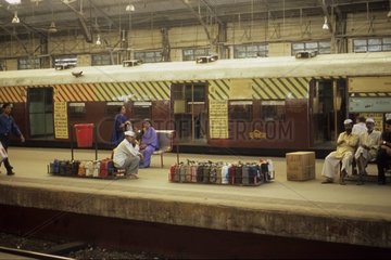 Livreurs attendant le train sur le quai d'une gare Inde