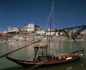 Blick auf Porto auf dem Douro mit seinen Booten und der Brücke