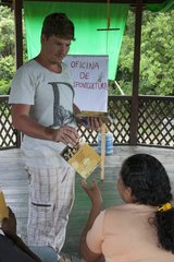 Traineur Training organized by the Chico Mendes Scientific Institute for Ribeirinhos populations living along the Araguari River in the Amazon with the objective of producing honey initially for personal consumption and eventually for sale; Trainer Douglas Schwank.