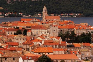 Kirche und Häuser des Dorfes Korçala Croatie