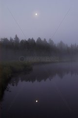 Lac au milieu de la nuit en Laponie finlandaise