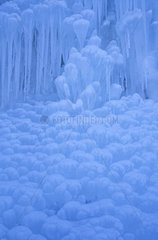 Cascade gelée dans la vallée de la Tarentaise Savoie France