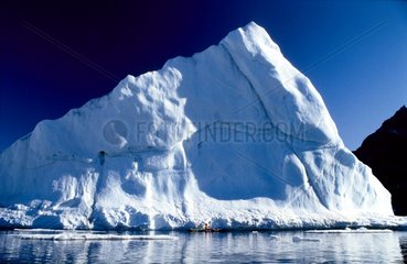 Kayak de mer au pied d'un iceberg Côte de Liverpool