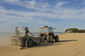 Beibehaltung eines Strandes mit einem Traktor-Cleaner im VAR
