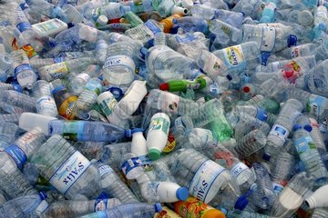 Intérieur d'un conteneur de bouteilles plastiques à recycler