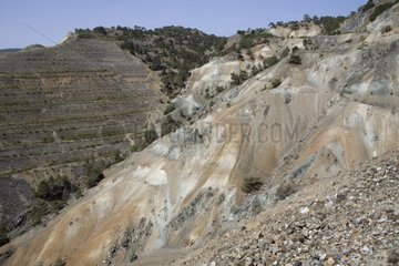 Verlassene Asbestmine während der Wiederaufforstung Zypern