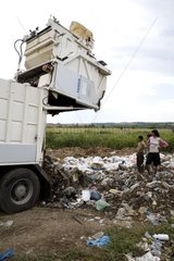 Gipsies Kinder sortieren Schrott am Mülleimer