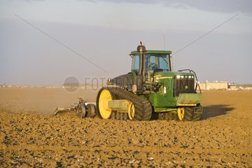 Vorbereitung von Land mit einer Traktor -Raupe Kalifornien