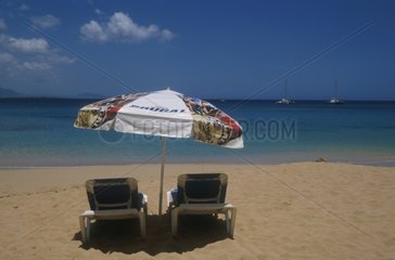 Transats et parasol sur plage République Dominicaine