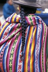Geflecht einer Frau in traditioneller Kleidung Peru