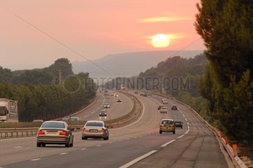 Sonnenuntergang auf einem Autobahn Var France