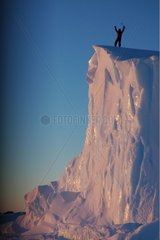Klettern eines Eisbergs im Terre Adelie Antarctic