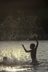 Zwei Kinder spielen in Wasser Frankreich