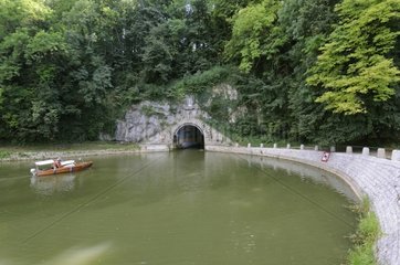 Bateau entrant dans le tunnel de la Thoraise Doubs