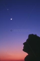 Astronome observant le ciel à l'oeil nu au crépuscule France
