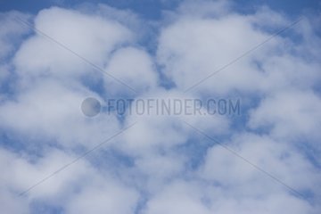 Weiße Wolken auf einem blauen Himmel Frankreich