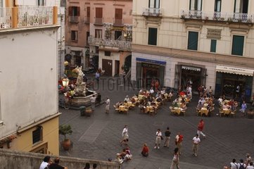 Place publique & terrasses de cafés à Amalfi Campanie Italie