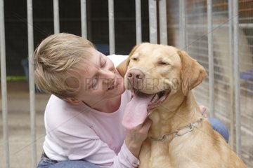 Frau kommt  um einen Hund in der ASPCA von Plaisir Frankreich zu adoptieren