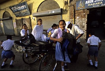 Schulkinder in den Straßen von Amritsar Punjab India
