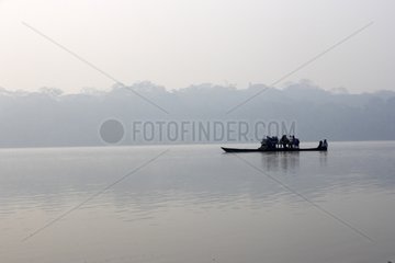 Touristen segeln in einem Boot am Sandove Lake Peru