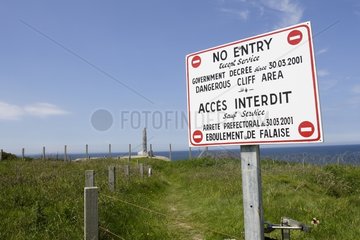 Panel prohibiting access to the memorial by the cliff