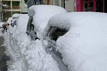 Fahrzeuge unter der Snow Street in der Innenstadt von Frankreich vergraben