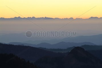 Der Alpinbereich und die Berge von Ardeche im Nebel Frankreich