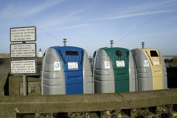 Behälter für recycelbare Abfälle im Hafen von Tréport