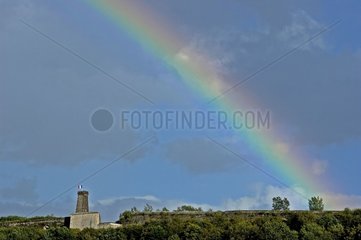 Regenbogen über dem Turm von Miotte Frankreich