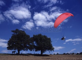 Paramotor in the countryside of Gers