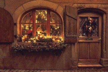 Weihnachtsdekoration auf einem Haus des Elsass