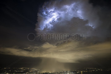 Thunderstorm with a rotating updraft above Geneva. Night from 24 to 25 june 2016