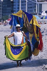 Plages de Rio  petits métiers de plage. Vendeur de paréos.