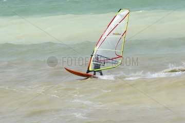 Windsurfing -Boarder  der sich auf dem Wasser Pourville Frankreich dreht